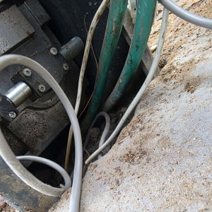 חוטים ומנגנון חשמלי בשטח חיצוני