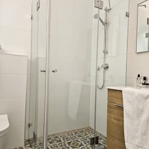 מקלחון זכוכית עם ראש מקלחת מתכתי