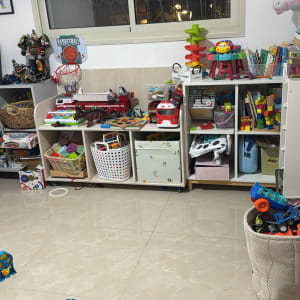 חדר ילדים מאורגן עם צעצועים ומדפים מסודרים