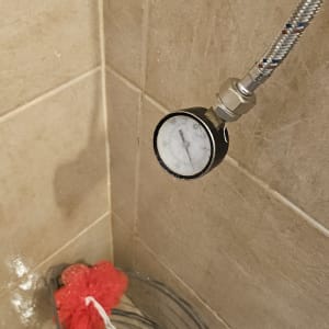 מד לחץ מים במקלחת עם ספוג אדום