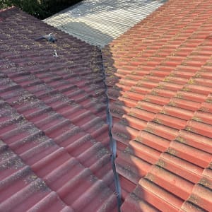 גג רעפים אדום עם כלי עבודה עליו