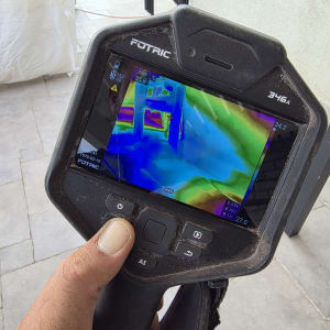 מכשיר תרמי מציג תמונה צבעונית לאיתור נזילות