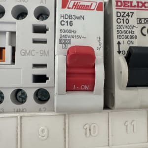 מפסק חשמלי עם כיתוב Himel ו-DELIXI