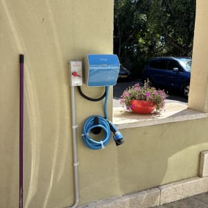 עמדת טעינה לרכב חשמלי עם כבל כחול