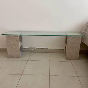 משטח זכוכית מונח על בלוקים אפורים