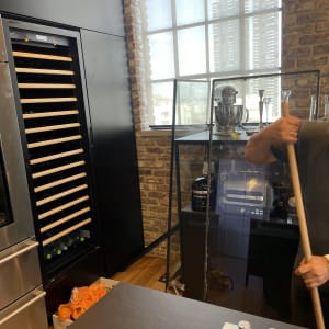 מטבח עם חלון זכוכית ומכשירי חשמל