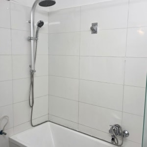 אמבטיה עם מקלחת ראש ומקלחת יד