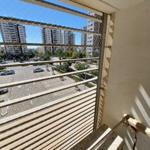 רשת מתכת על חלון למניעת כניסת יונים