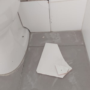 שברי אריחים על רצפת חדר אמבטיה