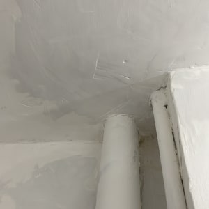 קיר ותקרה צבועים בלבן עם מרקם מברשת