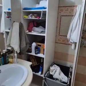 ארון פתוח עם מגבות ומוצרי טיפוח