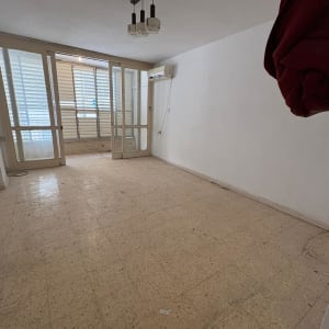 חדר ריק עם רצפת אריחים ומזגן על הקיר