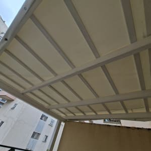 פרגולה מעץ עם מבנה מתכת על מרפסת