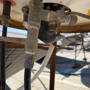 טפטוף מים מצינור במערכת חימום סולארית
