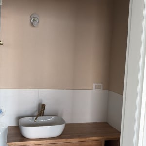 כיור על ארון עץ בחדר אמבטיה