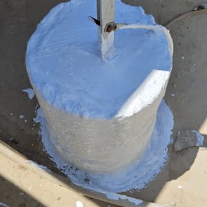 עמוד מתכת אטום בחומר לבן על גג