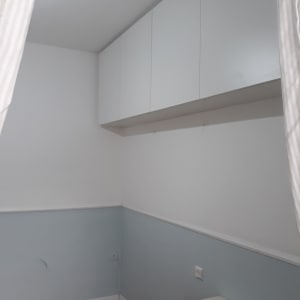 ארון קיר לבן מותקן על קיר בחדר