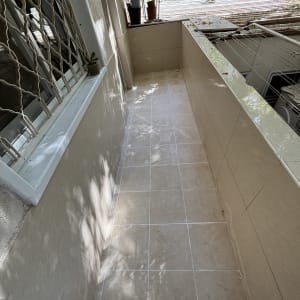 התקנת מתקן כביסה וחבלים בקיר חיצוני של מרפסת