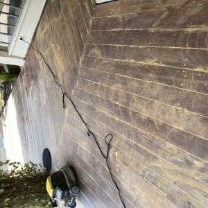 מרפסת עץ עם כבל חשמלי ומכונת ליטוש