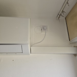 שקע חשמל עם כבל מחובר לקיר