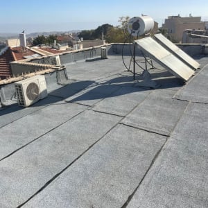 גג עם יריעות איטום, דוד שמש ופאנלים סולאריים