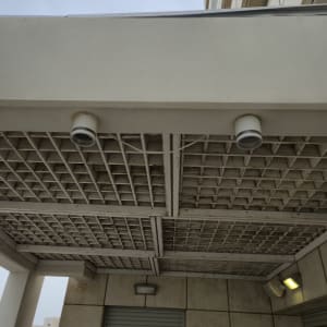 מצלמות אבטחה מותקנות על תקרה חיצונית