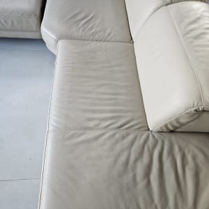 ספה עור בהירה עם קמטים קלים