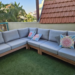 כריות צבעוניות על ספה אפורה במרפסת