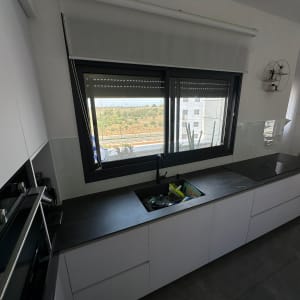 חלון זכוכית גדול במטבח מודרני עם נוף חיצוני