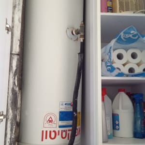 דוד שמש עם צינורות וחיבורים בארון