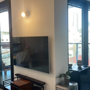 סלון עם טלוויזיה, דלתות זכוכית וצמחים