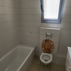 אמבטיה ושירותים עם אריחים נקיים