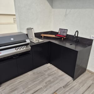 גריל גז, כיור וברז שחור, משטח עבודה שחור