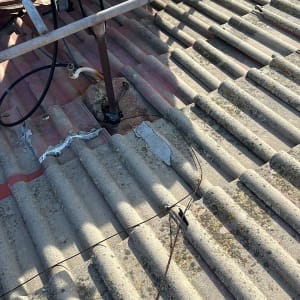 תמונה של גג עם דוד שמש וצינורות