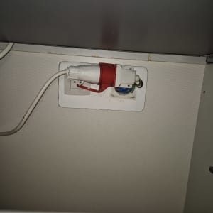 שקע חשמלי עם חיבור כבל