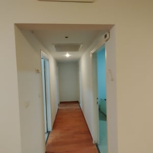 מסדרון עם קירות צבועים בלבן ודלתות פתוחות