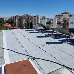 גג אטום עם יריעות ביטומניות ודודי שמש