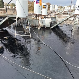 גג אטום בזפת עם דודי שמש וצינורות