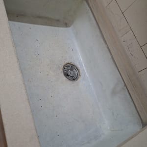 כיור מלוכלך עם כתמים וניקוז