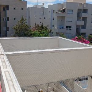 רשת למניעת כניסת יונים על גג בניין מגורים