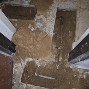 חפירה ברצפה עם כבלים חשמליים חשופים