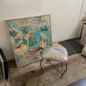 תמונה של ציור ושרפרף עטופים בניילון