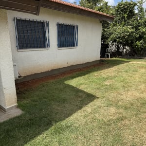 קיר חיצוני של בית עם חלונות וסורגים