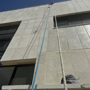 חבלים תלויים על קיר בניין גבוה