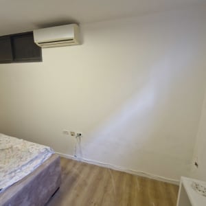 חדר עם קיר צבוע ומזגן על הקיר