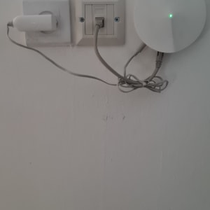 נתב רשת מחובר לשקע קיר עם כבל רשת