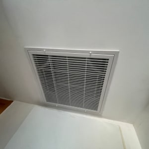 פתח אוורור בתקרה עם גריל לבן