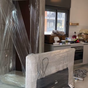 מכשירי חשמל עטופים בניילון לקראת מעבר דירה