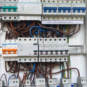 לוח חשמל עם מפסקים וחוטים צבעוניים