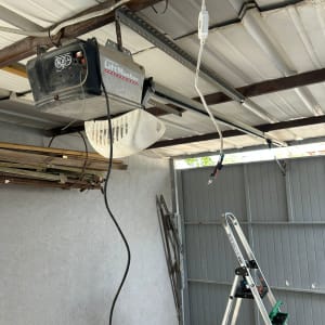 מנוע חשמלי להתקנת שערים חשמליים עם סולם